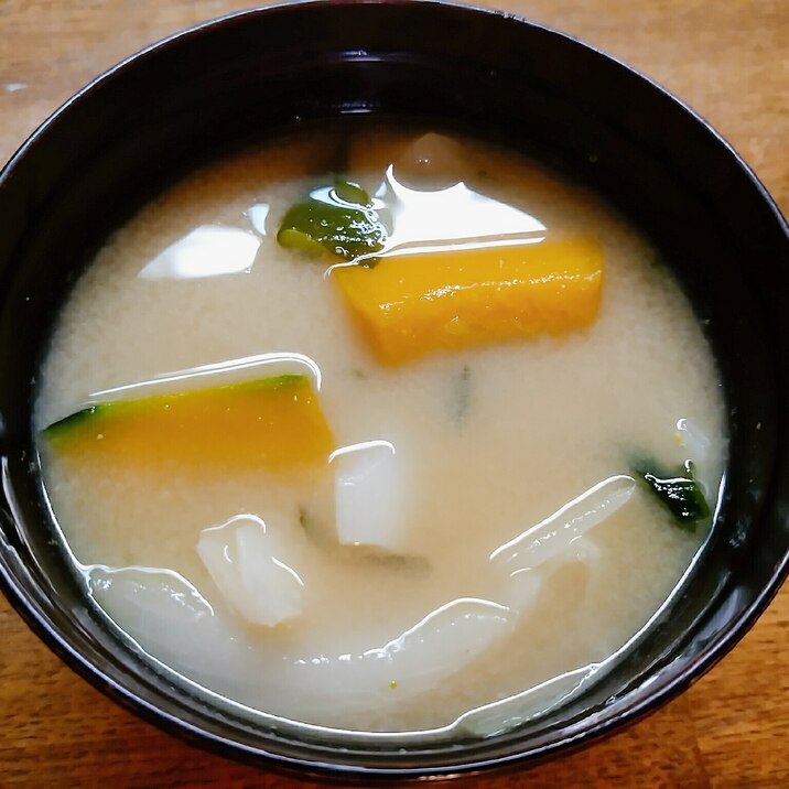 カボチャとワカメと玉葱の味噌汁